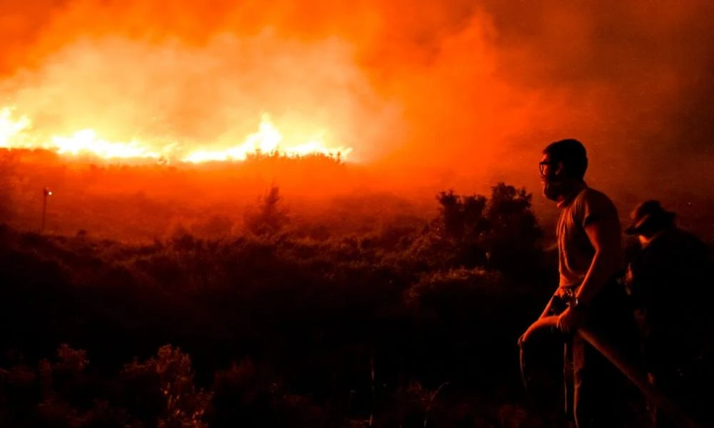 Φωτιά ξέσπασε στον Σχοινιά, κοντά στο κωπηλατοδρόμιο